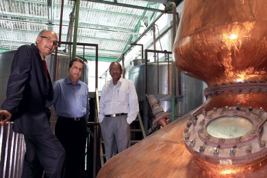 SPIRIT OF SUCCESS: (from left) Amrut Distilleries’ CMD N.R. Jagdale, master distiller Surrinder kumar, and Technical Director, M. Meyappan